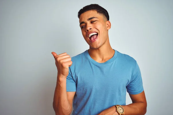 Joven Brasileño Vistiendo Camiseta Azul Pie Sobre Fondo Blanco Aislado —  Fotos de Stock