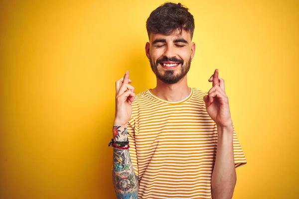 Joven Hombre Con Tatuaje Vistiendo Camiseta Rayas Pie Sobre Fondo — Foto de Stock