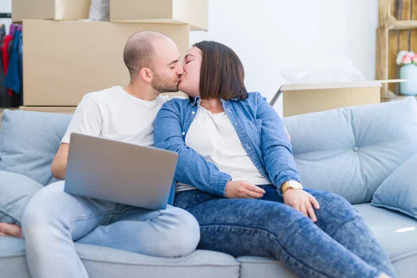 Jong Stel Zittend Bank Nieuw Huis Met Behulp Van Computer — Stockfoto