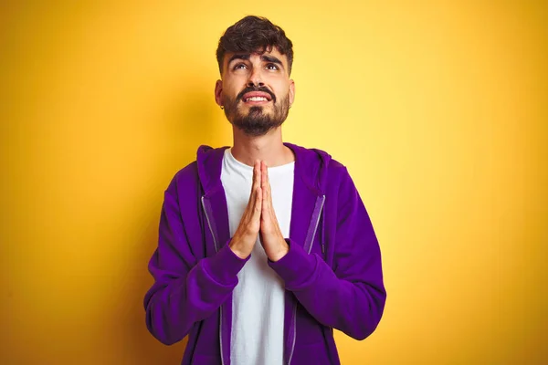 Joven Hombre Con Tatuaje Con Sudadera Deportiva Color Púrpura Sobre — Foto de Stock