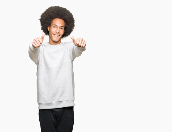 Onaylama Sportif Sweatshirt Giyen Afro Saçlı Genç Afro Amerikan Adam — Stok fotoğraf