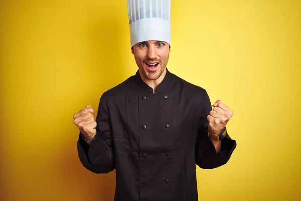 Joven Chef Vestido Uniforme Sombrero Pie Sobre Fondo Amarillo Aislado — Foto de Stock