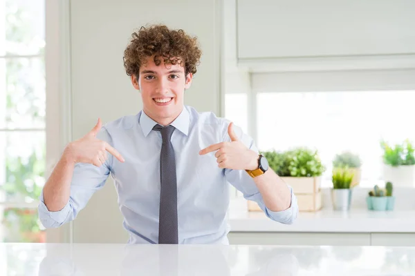 Joven Hombre Negocios Vistiendo Una Corbata Que Confiado Con Sonrisa — Foto de Stock