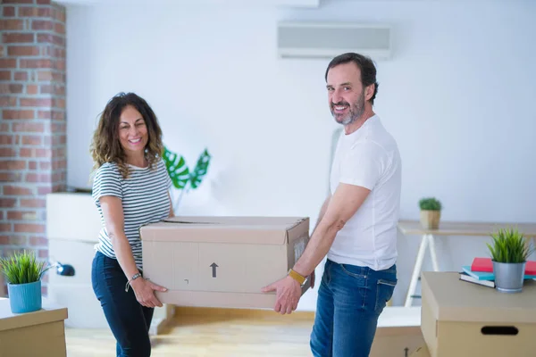 Casal Sênior Meia Idade Mudando Para Uma Nova Casa Segurando — Fotografia de Stock