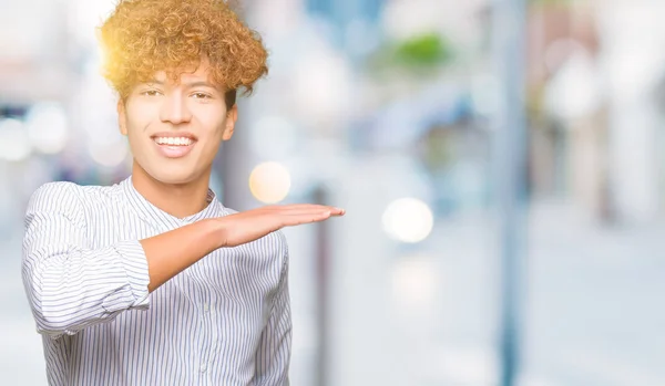 Fiatal Jóképű Üzletember Afro Hajú Visel Elegáns Ing Gesztor Kézzel — Stock Fotó