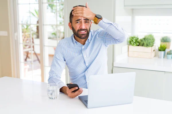 Bonito Homem Negócios Hispânico Usando Laptop Smartphone Estressado Com Mão — Fotografia de Stock