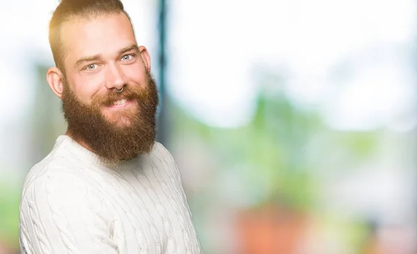 Joven Hombre Hipster Vistiendo Suéter Invierno Invitar Entrar Sonriendo Natural —  Fotos de Stock