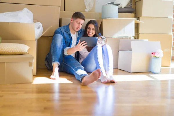 Pareja Joven Sentada Suelo Una Casa Nueva Alrededor Cajas Cartón — Foto de Stock