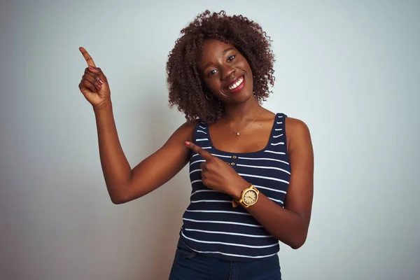 Mujer Afro Africana Joven Con Una Camiseta Rayas Pie Sobre — Foto de Stock