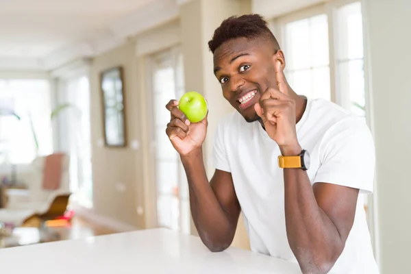 Νέος Αφρικανός Αμερικανός Άνθρωπος Τρώγοντας Φρέσκο Πράσινο Μήλο Έκπληκτος Μια — Φωτογραφία Αρχείου