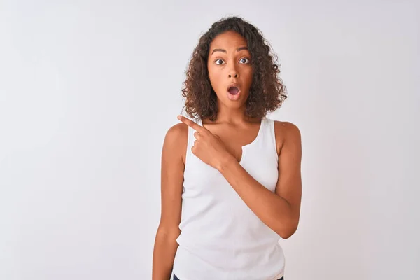 Jonge Braziliaanse Vrouw Dragen Casual Shirt Staande Geïsoleerde Witte Achtergrond — Stockfoto