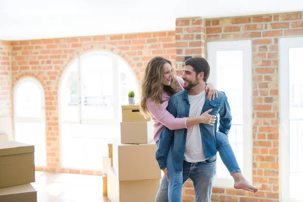 Pareja Joven Mudándose Una Casa Nueva Novio Devolviendo Cerdito — Foto de Stock