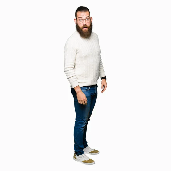 Hipster Młody Człowiek Sobie Okulary Zimowy Sweter Boi Wstrząśnięty Wyrażenie — Zdjęcie stockowe
