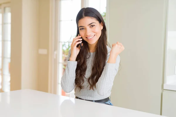 Jovem Mulher Falando Telefone Ter Uma Conversa Gritando Orgulhoso Celebrando — Fotografia de Stock