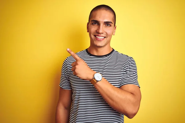 Homem Bonito Jovem Vestindo Camiseta Listrada Sobre Fundo Amarelo Isolado — Fotografia de Stock