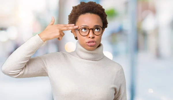 Jeune Belle Femme Afro Américaine Portant Des Lunettes Sur Fond — Photo