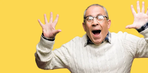 Przystojny Starszy Mężczyzna Okulary Zimowy Sweter Obchodzi Szalony Zdziwiony Sukces — Zdjęcie stockowe