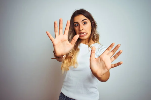 Ung Vacker Kvinna Klädd Casual Vit Shirt Över Isolerad Bakgrund — Stockfoto