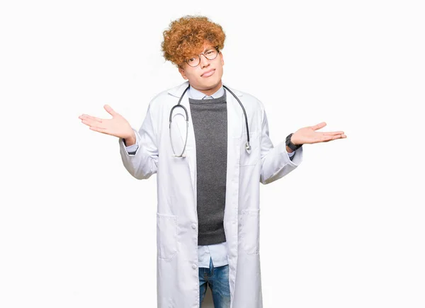 Mladý Pohledný Doktor Který Nosí Lékařském Kabátě Bezradného Zmatené Výrazy — Stock fotografie