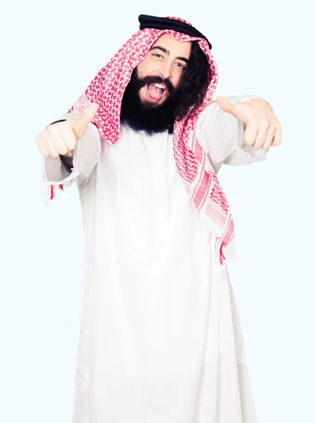 Arabischer Geschäftsmann Mit Langen Haaren Und Traditionellem Keffiyeh Schal Der — Stockfoto