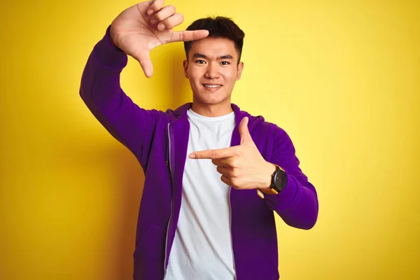 Jovem Asiático Chinês Homem Vestindo Roxo Sweatshirt Sobre Isolado Amarelo — Fotografia de Stock