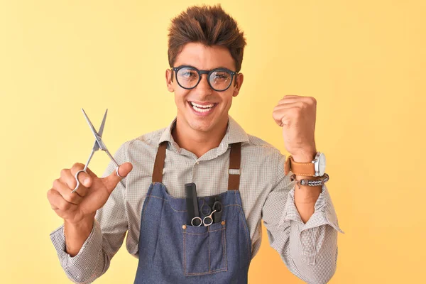 Guapo Peluquero Con Delantal Sosteniendo Tijeras Sobre Aislado Fondo Amarillo — Foto de Stock