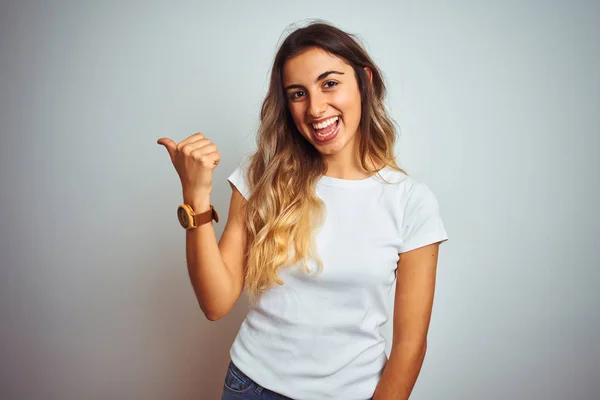 Jovem Bela Mulher Vestindo Casual Branco Shirt Sobre Isolado Fundo — Fotografia de Stock