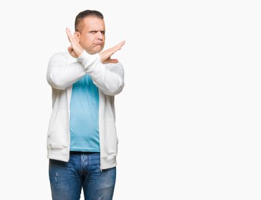 Orta yaş Arap adam kazak giyiyor izole arka plan ret ifade geçiş kollarına eksi işareti, kızgın surat yapıyor