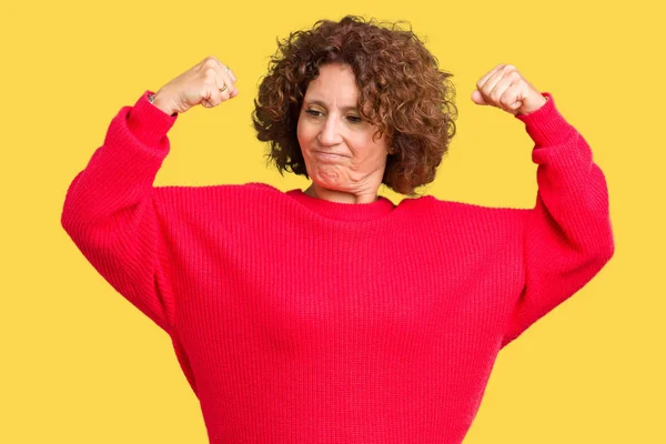 Hermoso Medio Ager Senior Mujer Rojo Suéter Invierno Sobre Fondo —  Fotos de Stock