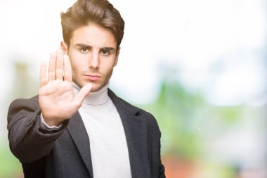 Genç zarif elin avuç durağı şarkı yapıyor izole arka plan üzerinde kış ceket giyen adam. Negatif ve ciddi bir jest yüz ifadesiyle uyarı.