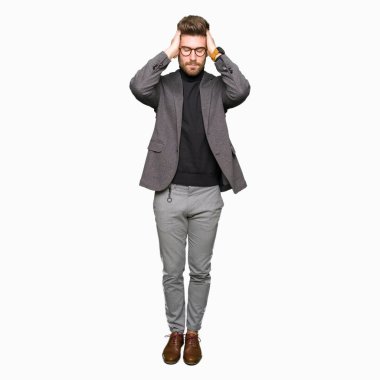 Genç yakışıklı iş adamı gözlük çünkü umutsuz ve stresli baş ağrısı acı acı ve migren. Ellerini kafasına.