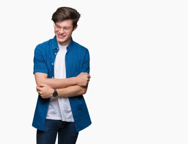 Yakışıklı delikanlı üzerinde gözlük takan mutlu yüz ile gülümseyerek kameraya seyir silah geçti arka plan izole. Olumlu bir kişi.