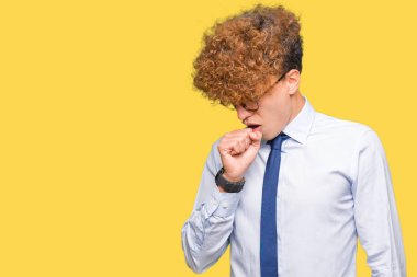 Genç yakışıklı iş adamı ile hasta ve soğuk veya bronşit için semptom olarak öksürük duygu gözlüklü afro. Sağlık kavramı.