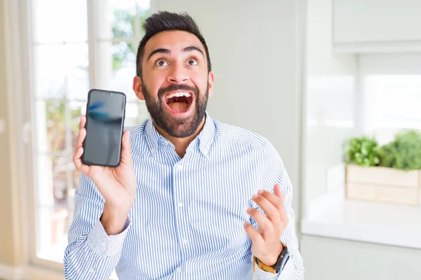 Yakışıklı Spanyol Adamı Akıllı Telefon Ekranı Gösteren Çok Mutlu Heyecanlı — Stok fotoğraf