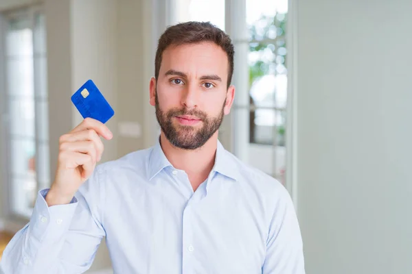 Bonito Homem Negócios Segurando Cartão Crédito Com Uma Expressão Confiante — Fotografia de Stock