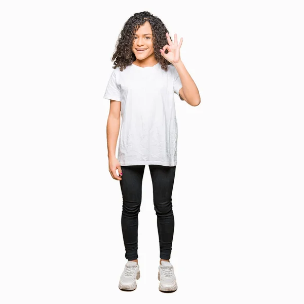 Ung Vacker Kvinna Med Lockigt Hår Bär Vita Shirt Leende — Stockfoto