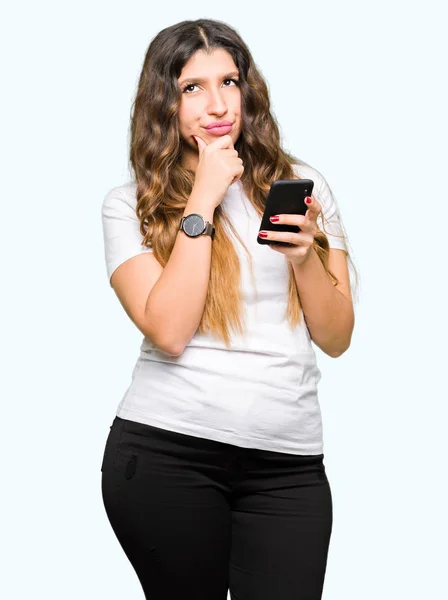 Mujer Adulta Joven Usando Teléfono Inteligente Cara Seria Pensando Pregunta — Foto de Stock