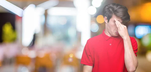 Młody Przystojny Mężczyzna Noszenie Shirt Czerwony Białym Tle Pachnący Coś — Zdjęcie stockowe