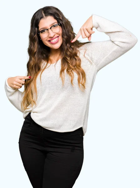 Joven Hermosa Mujer Con Gafas Mirando Confiado Con Sonrisa Cara — Foto de Stock