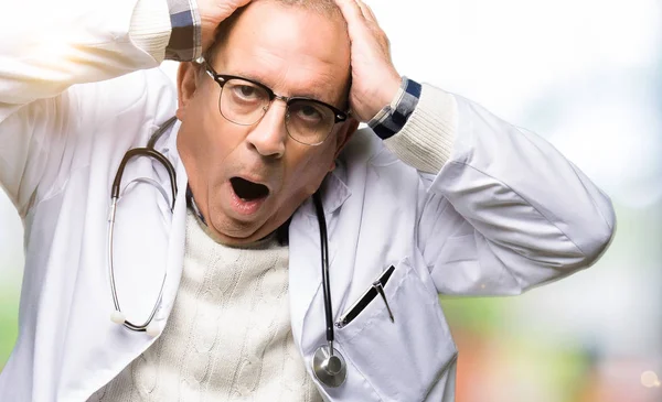 Bello Uomo Anziano Medico Indossa Cappotto Medico Pazzo Spaventato Con — Foto Stock