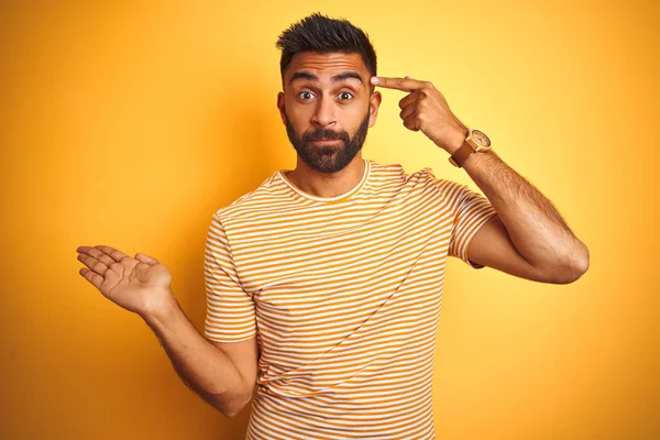 Ung Indisk Man Bär Shirt Stående Över Isolerad Gul Bakgrund — Stockfoto