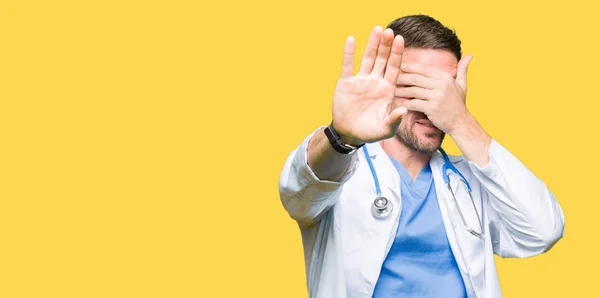 Yakışıklı Doktor Adam Üzerinde Tıbbi Üniforma Izole Elleriyle Gözlerini Kapsayan — Stok fotoğraf
