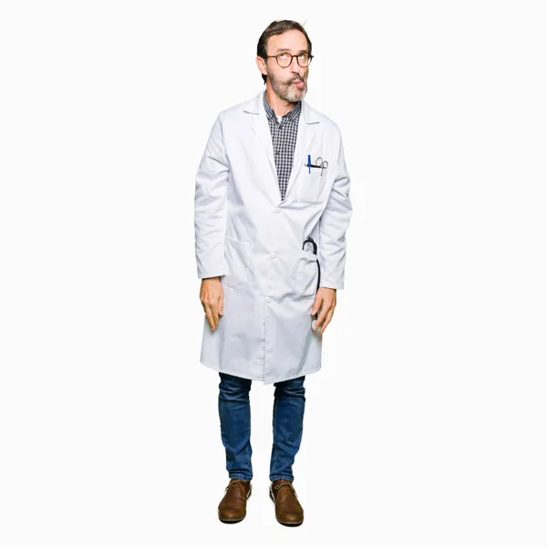 Średnim Wieku Lekarz Mężczyzn Noszenie Medycznych Płaszcz Podejmowania Twarz Ryb — Zdjęcie stockowe