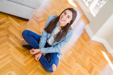 Güzel genç esmer kadın gülümseyen neşeli görünümlü