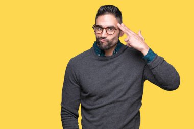 Genç yakışıklı adam gözlük izole üzerinde çekim ve öldürmek kendini el ve parmaklara baş, intihar jest işaret arka plan.