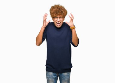 Genç yakışıklı adam kızgın ve silah ile başarı için deli kutluyor afro gözlük ile kaldırdı ve heyecanlı çığlık gözler kapalı. Kazanan kavramı