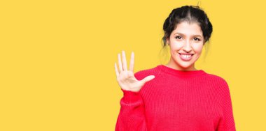 Genç güzel kadın kırmızı kazak ve topon gösteren giyen ve parmakları ile işaret ederken emin ve mutlu gülümseyerek beş numara.