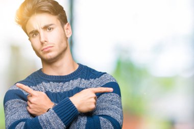 Yakışıklı delikanlı izole arka plan üzerinde işaretleme için her iki parmak, farklı yönde ile katılmıyorum