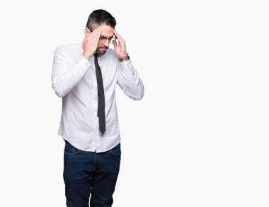 Üzerinde gözlük takan genç yakışıklı iş adamı izole arka plan baş baş ağrısı için el ile çünkü stres. Migren muzdarip.