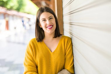 Güzel genç kadın güven ve neşeli üzerinde eğilme gülümseyen 